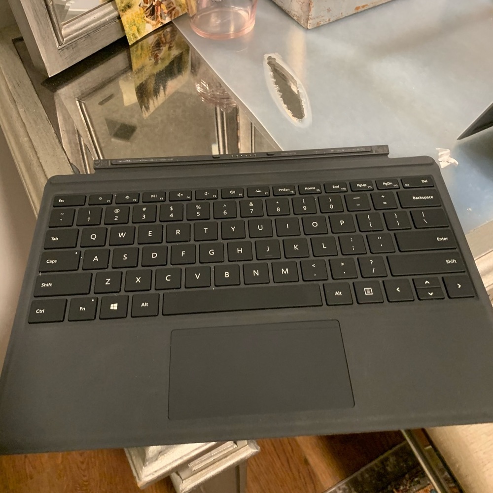 Microsoft Surface Pro 5 - Picture 3 of 8